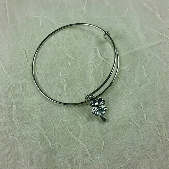 Silver Tone Four Leaf Clover Charm Bracelet Lucky Bangle St Patricks Day Minimal - Picture 4 of 4